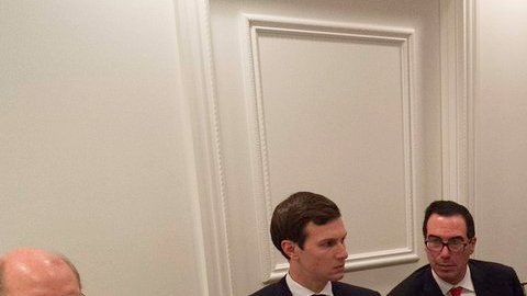Donald Trump con su equipo de Seguridad Nacional en Mar-a-Lago poco después del ataque aéreo a Siria.