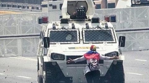 La imagen de esta venezolana hoy dio la vuelta al mundo. Foto: T