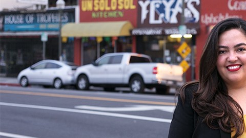 La asambleísta Wendy Carrillo habló de la necesidad de los servicios bancarios en la comunidad.