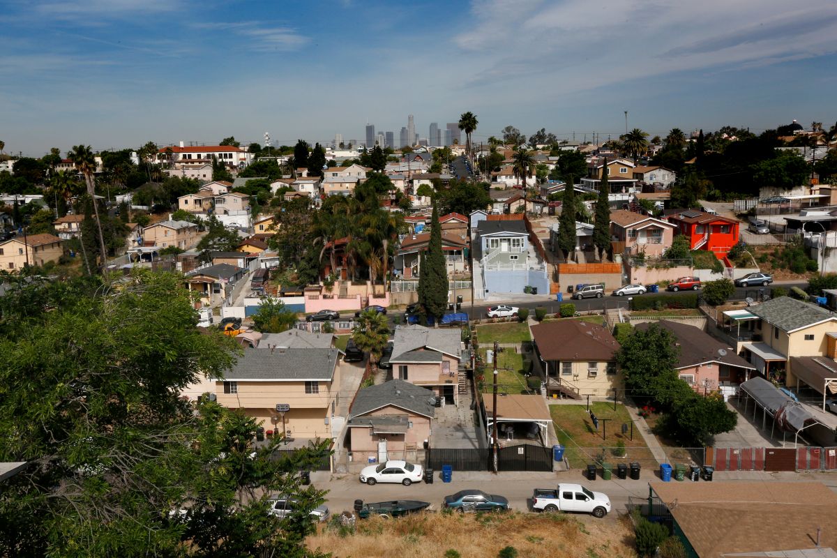 Vista aérea de Downey, la ciudad que atrae cada vez más a hispanos de ingresos medios o altos.
