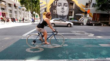 Una ciclista en el centro de Los Ángeles.