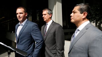 El agente Robert Lindsey, el abogado Ron Kaye, y el agente Charles Rodríguez, al anunciar su demanda contra la Fiscalía del condado de Los Ángeles (Aurelia Ventura/ La Opinion)
