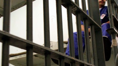 La ley de ‘Tres delitos y fuera’ elimina las posibilidades de libertad condicional y aumenta las sentencias.