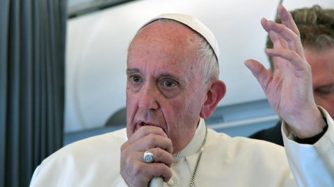 El papa Francisco habla con periodistas al regreso de Fátima