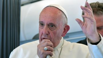 El papa Francisco habla con periodistas al regreso de Fátima