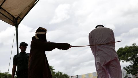 Un hombre recibe azotes públicos en Aceh, una provincia de Indonesia donde se aplica la sharia, en esta imagen de archivo de 2017.