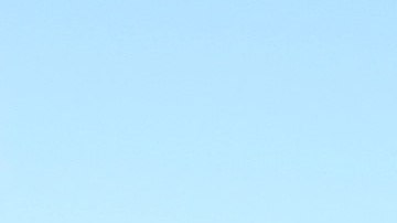 Jazmín Jiménez  posa con su  birrete con el que se graduó en la Universidad en California