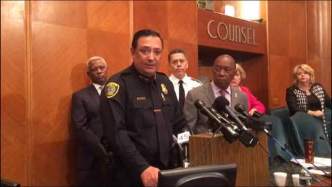 El jefe Arturo Acevedo (izq) y el alcalde Sylvester Turner (der) harán cambios en Houston.