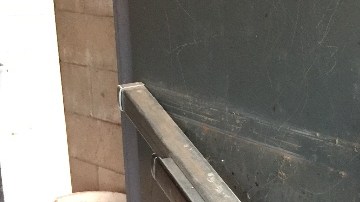 Las puertas de la escuela fueron forzadas para realizar el robo.