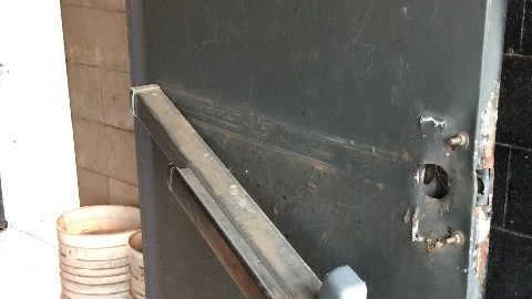 Las puertas de la escuela fueron forzadas para realizar el robo.