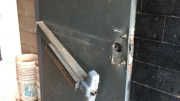 Las puertas de la escuela fueron forzadas para realizar el robo.