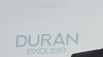 El portero costarricense del Real Madrid Keylor Navas y su esposa, Andrea Salas a su llegada a la presentación de una joya solidaria hoy en Madrid.