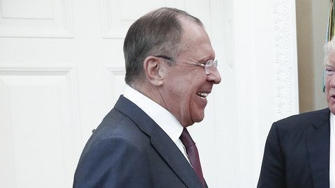 Trump se reunió con los diplomáticos un día después que despidió a Comey