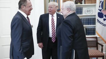 Trump se reunió con los diplomáticos un día después que despidió a Comey