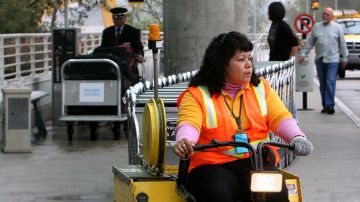 Una empleada de LAX recoge carritos en la Terminal Internacional.