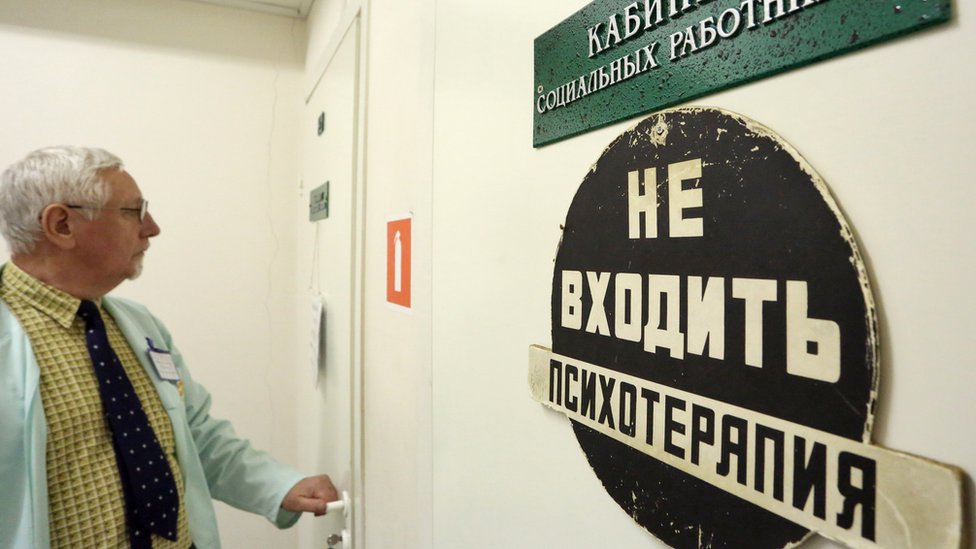 Los controvertidos tratamientos que médicos rusos usan para “curar la homosexualidad”