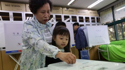 Moon Jae-in es el candidato favorito quien a su vez quiere mejorar las relaciones con Corea del Norte