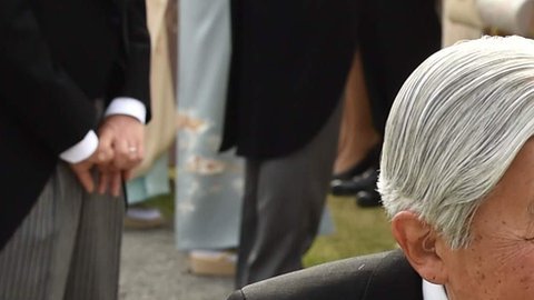 El emperador de Japón pide la abdicación.