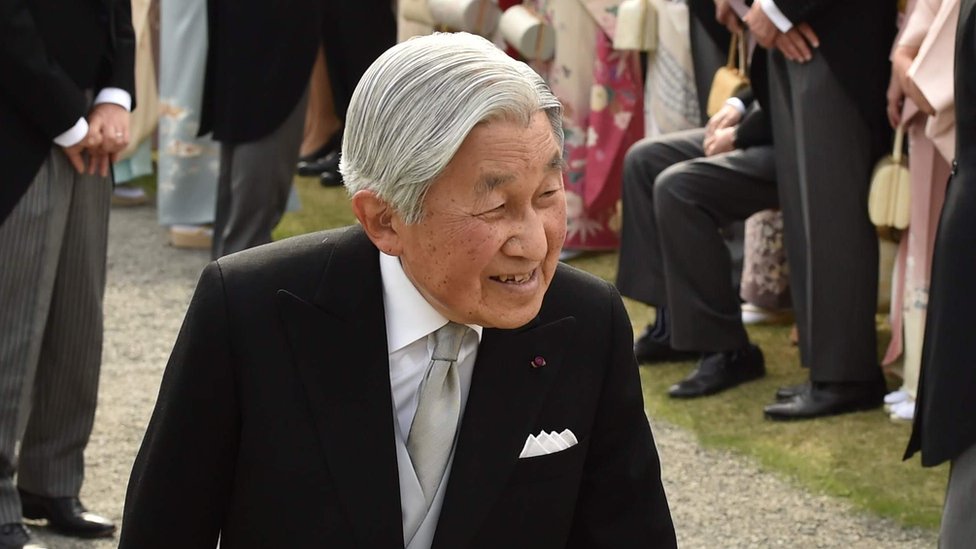 El gobierno japonés aprueba ley para permitir la abdicación del emperador Akihito