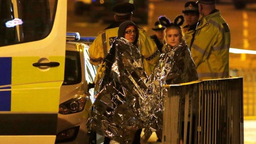 “Había cuerpos por todas partes, no sé cómo sobrevivimos”: testigos de la “explosión” en concierto de Ariana Grande