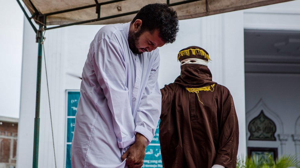 Video: cuando eres homosexual y te castigan con latigazos