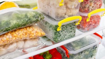 Congelar a tiempo los alimentos perecederos evita el desperdicio de comida.