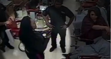 Amenaza a estilista