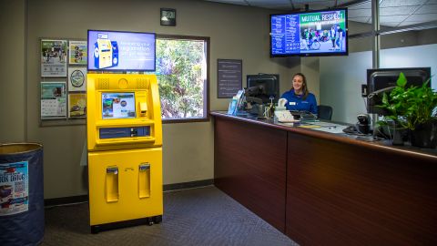 Las terminales son fáciles de usar. (Suministrada por el DMV)