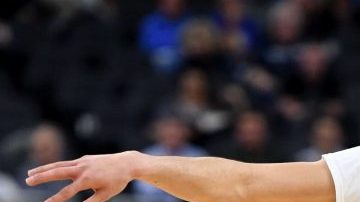Lonzo Ball, el fenómeno de UCLA, podría estar disponible para los Lakers, quienes tuvieron suerte en la Lotería de la NBA.
