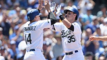 Kike Hernández y Cody Bellinger celebran tras el jonrón del novato de los Dodgers. Ambos dieron cuadrangulares de tres carreras contra Cachorros.