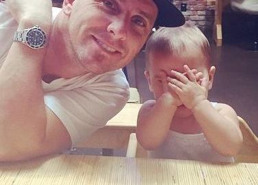 Brian Schear y uno de sus dos hijos.