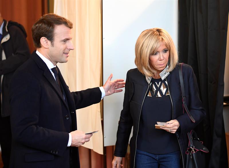 Brigitte Macron, La Maestra Que Se Casó Con Su Exalumno 25 Años Menor ...