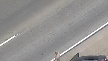 Así quedó un coche: al borde del precipicio sobre la autopista 91 en Corona.