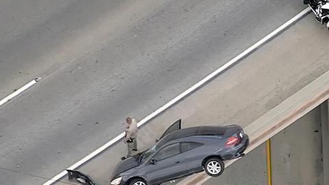 Así quedó un coche: al borde del precipicio sobre la autopista 91 en Corona.