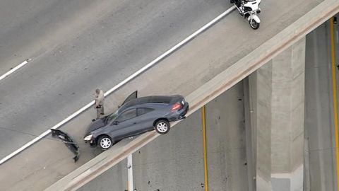 Así quedó un coche: al borde del precipicio sobre la autopista 91 en Corona.