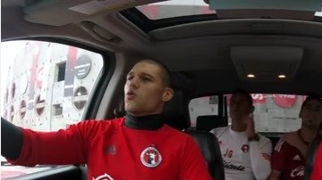 Miguel "Piojo" Herrera y algunos jugadores de Xolos le entraron al reto del Carpool Karaoke