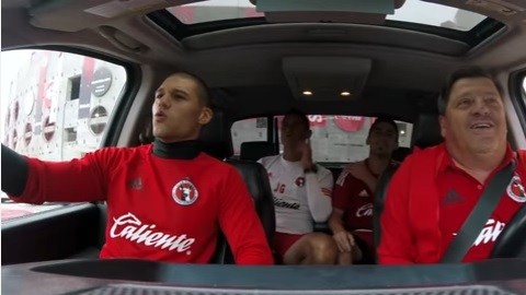Miguel "Piojo" Herrera y algunos jugadores de Xolos le entraron al reto del Carpool Karaoke