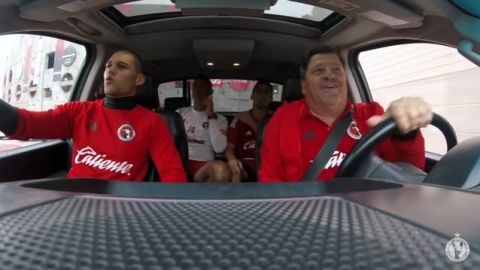 Miguel "Piojo" Herrera y algunos jugadores de Xolos le entraron al reto del Carpool Karaoke