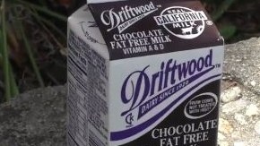 Además de leche con sabor a chocolate, el LAUSD ofrece leche regular y sin lactosa