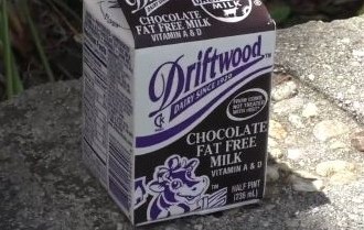 Además de leche con sabor a chocolate, el LAUSD ofrece leche regular y sin lactosa