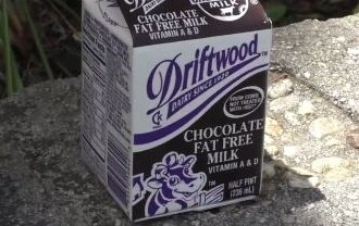 Además de leche con sabor a chocolate, el LAUSD ofrece leche regular y sin lactosa
