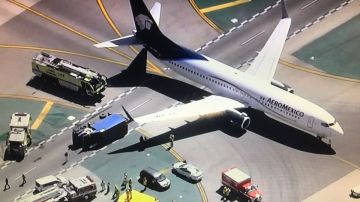 El choque de un avión con vehículo en LAX causó lesiones a 8 personas.