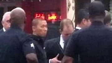 A la extrema derecha, el policía Clifford Proctor.