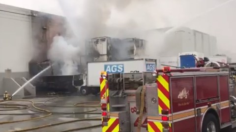 El incendio en Compton se dio en un centro de almacenamiento.