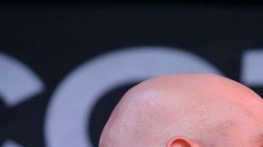 Miguel Cotto y el japonés Yoshihiro Kamegai posan durante el anuncio oficial de su pelea del 26 de agosto en Los Ángeles. Atestigua el promotor Óscar de la Hoya.