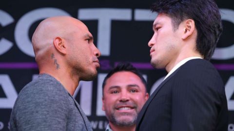 Miguel Cotto y el japonés Yoshihiro Kamegai posan durante el anuncio oficial de su pelea del 26 de agosto en Los Ángeles. Atestigua el promotor Óscar de la Hoya.