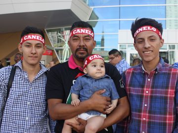 Edén (6 meses) en los brazos de su abuelo Roberto Arreola y sus hijos.
