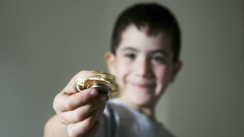 Algunos menores con autismo o déficit de atención (ADHD) los usan con fines terapéuticos. Pero hoy, debido a su popularidad, están en las escuelas en manos de niños no diagnosticados, como un juguete más que también poseen los adultos.