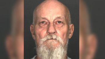 Frank French, de 72 años, es acusado de mantener cautiva a una niña de 14 años.