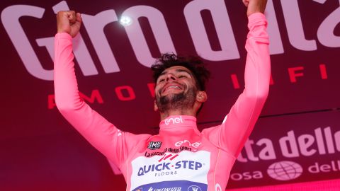 Fernando Gaviria celebra en el podio el triunfo en la tercera etapa y el liderato.